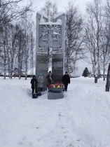Уборка у памятника погибших воинов-земляков  в годы ВОВ..